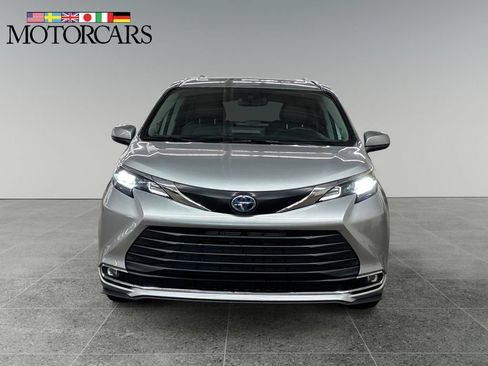 Used 2024 Toyota Sienna XLE w/ XLE Plus Package FWD image 8