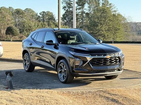 Used 2025 Chevrolet Trax LT image 9