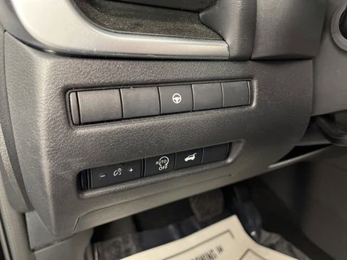 Used 2025 Nissan Rogue SV FWD image 31
