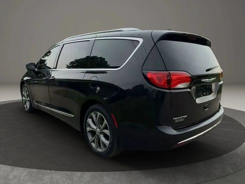 Used 2020 Chrysler Pacifica Limited w/ Tire & Wheel Group FWD image 4
