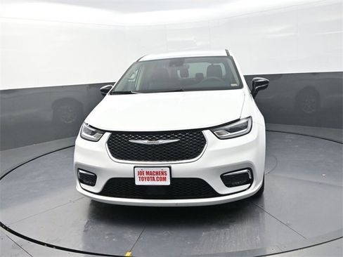 Used 2024 Chrysler Pacifica Touring-L image 2