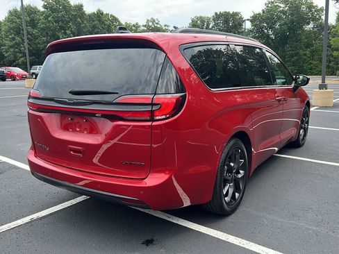 Used 2025 Chrysler Pacifica Limited FWD image 5