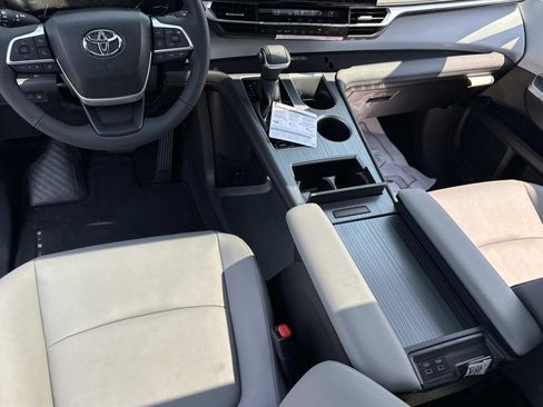 New 2026 Toyota Sienna XLE FWD image 11