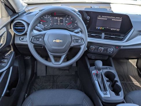 New 2026 Chevrolet Trax LS w/ LS Convenience Package FWD image 4