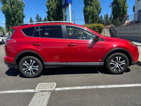 Used 2016 Toyota RAV4 LE AWD/4WD image 4