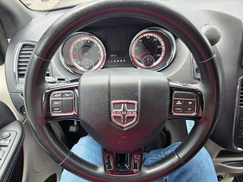 Used 2016 Dodge Grand Caravan SE FWD image 15
