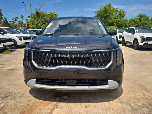 New 2027 Kia Carnival FWD image 3