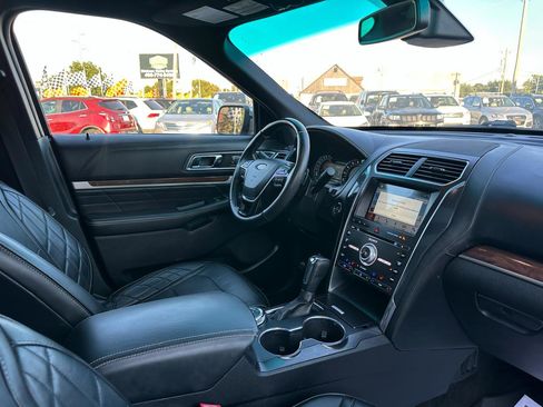Used 2018 Ford Explorer Platinum AWD/4WD image 12