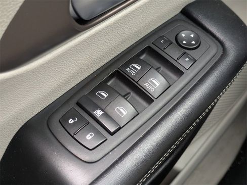 Used 2022 Chrysler Voyager LX image 23