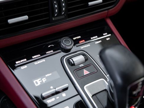 Certified 2023 Porsche Cayenne Platinum Edition image 26