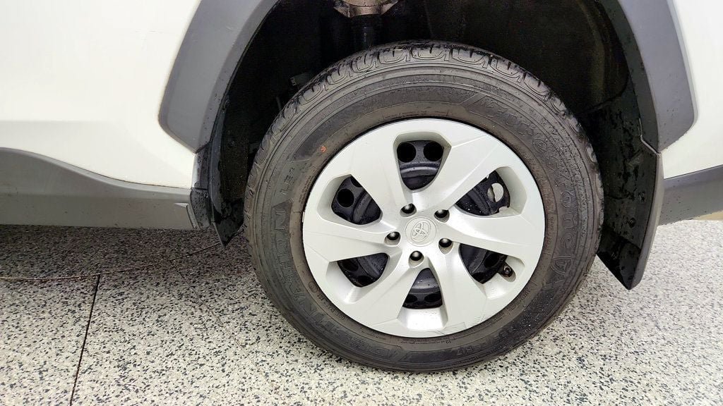 Used 2021 Toyota RAV4 LE AWD/4WD image 9