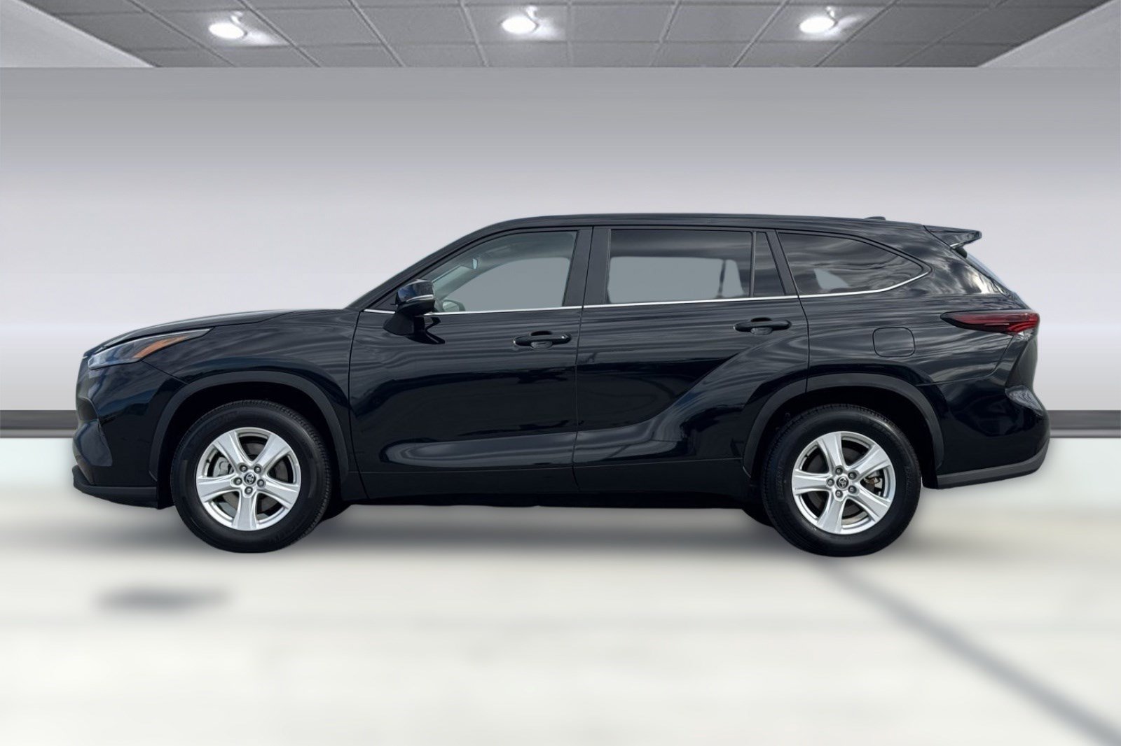 Used 2025 Toyota Highlander LE FWD image 2