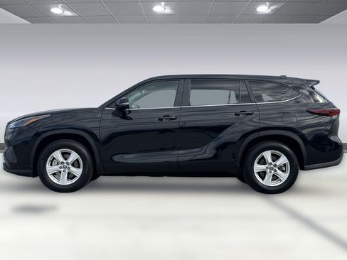 Used 2025 Toyota Highlander LE FWD image 2