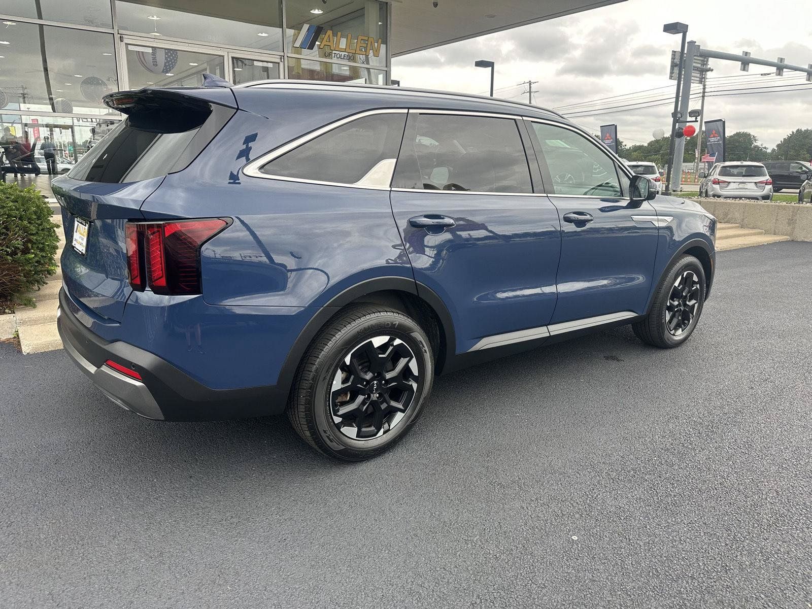 Used 2025 Kia Sorento S FWD image 13