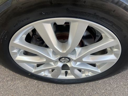 Used 2017 Nissan Rogue SV AWD/4WD image 46