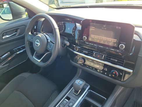 Used 2022 Nissan Pathfinder SV w/ SV Premium Package FWD image 8