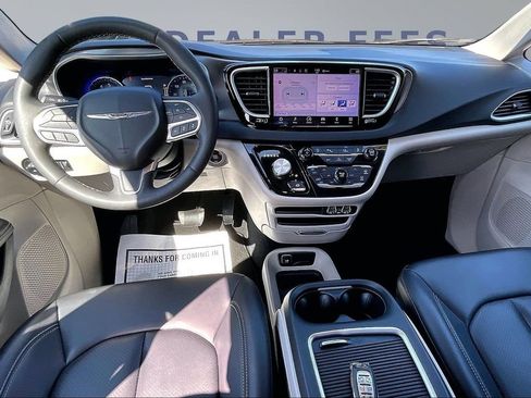 Used 2023 Chrysler Pacifica Touring-L FWD image 7
