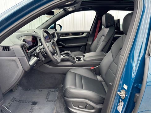 Used 2024 Porsche Cayenne w/ Premium Package image 17
