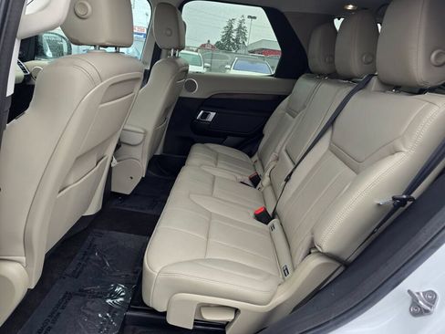 Used 2018 Land Rover Discovery HSE AWD/4WD image 16