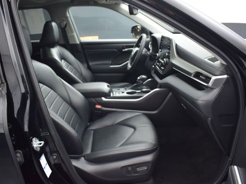 Used 2022 Toyota Highlander XLE image 10