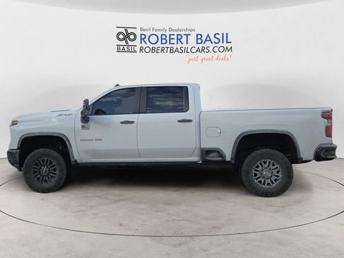Used 2025 Chevrolet Silverado 2500 ZR2 w/ Technology Package image 2