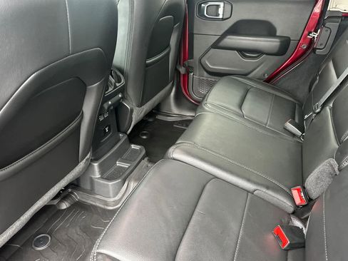 Used 2022 Jeep Wrangler Unlimited Sahara image 4