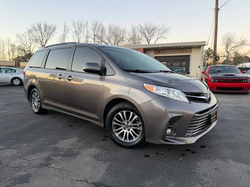 Used 2019 Toyota Sienna XLE image 1