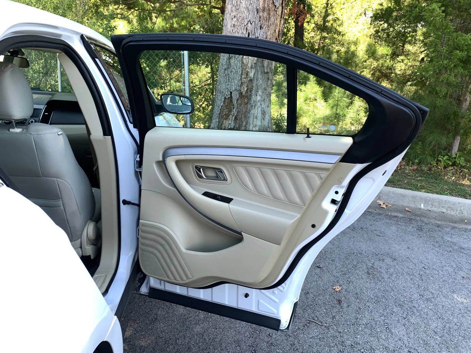 Used 2019 Ford Taurus SE FWD image 30