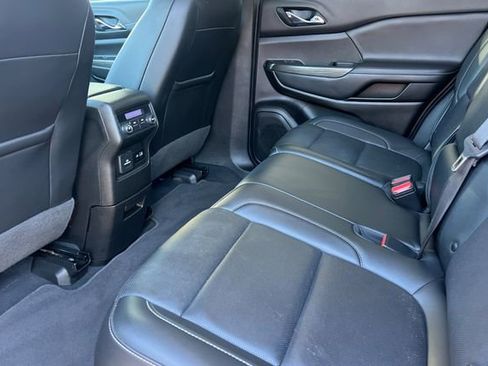 Used 2023 GMC Acadia SLT image 13