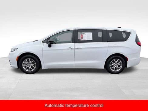 Used 2024 Chrysler Pacifica Touring-L image 4