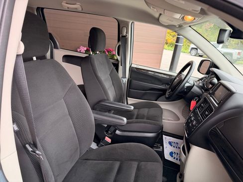 Used 2018 Dodge Grand Caravan SE image 18