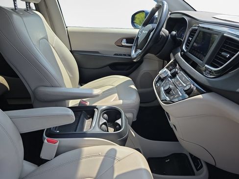 Used 2018 Chrysler Pacifica Touring-L FWD image 24