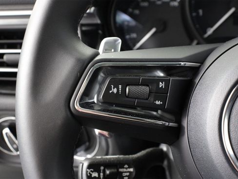 Used 2025 Porsche Macan image 14