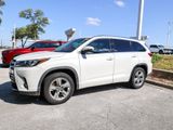 Used 2017 Toyota Highlander Limited Platinum image 3