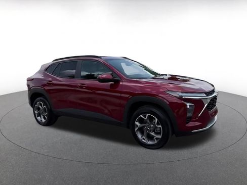 Used 2025 Chevrolet Trax LT w/ LT Convenience Package FWD image 2