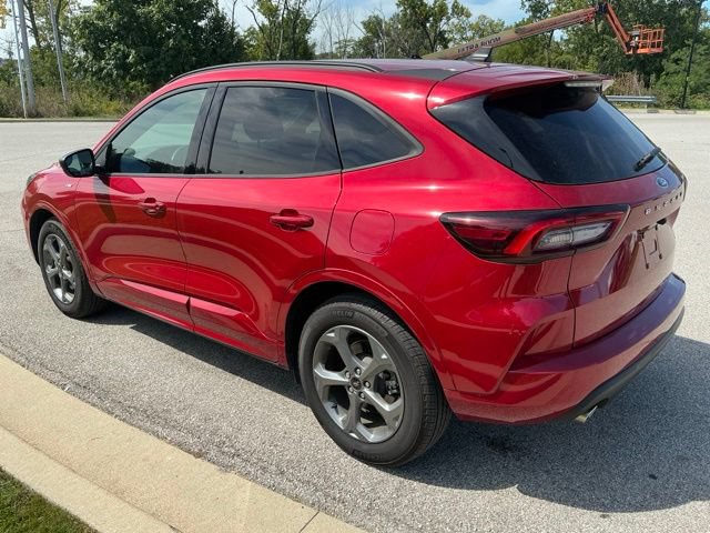 Used 2024 Ford Escape ST-Line w/ Cold Weather Package FWD image 4