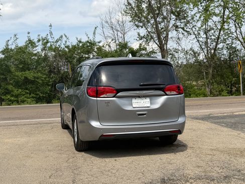 Used 2017 Chrysler Pacifica Touring-L image 17