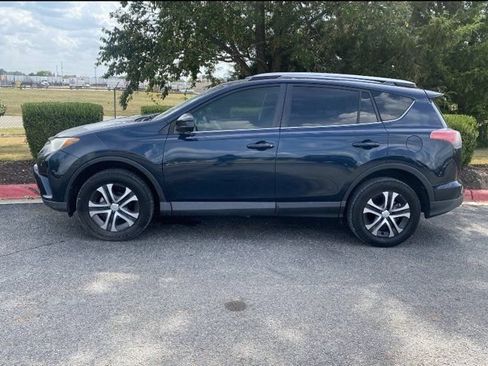 Used 2017 Toyota RAV4 LE FWD image 8