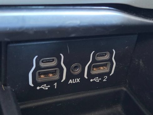 Used 2021 Chrysler Pacifica Limited AWD/4WD image 16