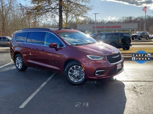 Used 2022 Chrysler Pacifica Touring-L image 2