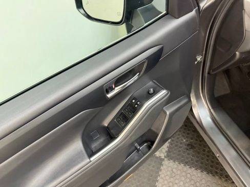 Used 2023 Toyota Highlander XLE AWD/4WD image 19