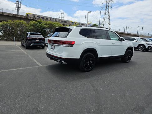 Used 2024 Volkswagen Atlas SE w/ Panoramic Sunroof Package FWD image 5