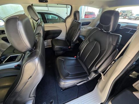 Used 2023 Chrysler Pacifica Touring-L FWD image 9