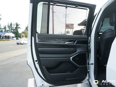 Used 2022 Jeep Wagoneer Series III w/ Convenience Group I AWD/4WD image 29