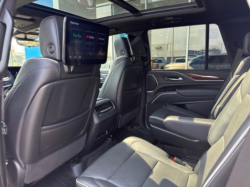 Used 2023 Cadillac Escalade Premium Luxury AWD/4WD image 17