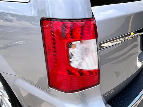 Used 2016 Chrysler Town & Country Touring FWD image 26