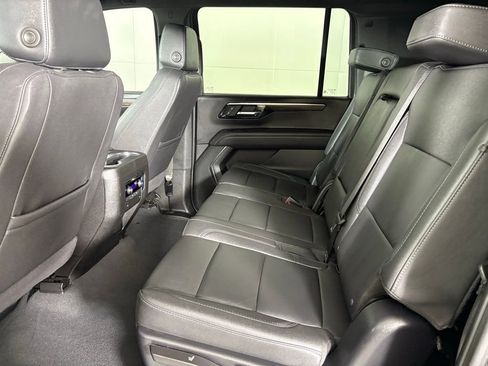 Used 2025 Chevrolet Suburban Z71 image 34