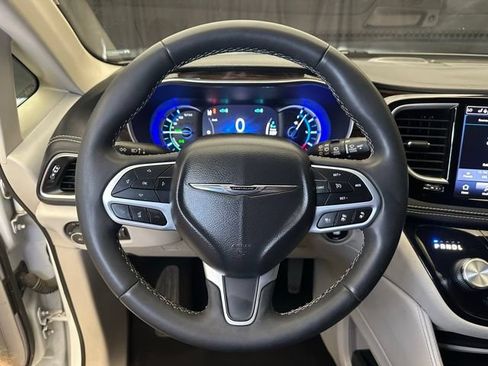 Used 2023 Chrysler Pacifica Limited FWD image 25