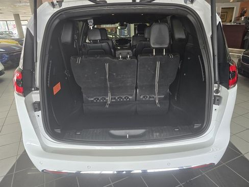 Used 2025 Chrysler Pacifica Select FWD image 36