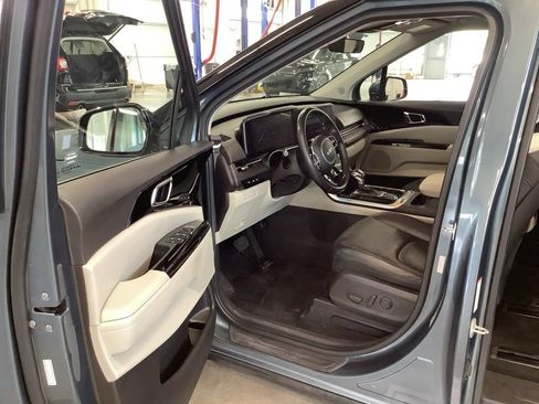 Certified 2023 Kia Carnival SX FWD image 20